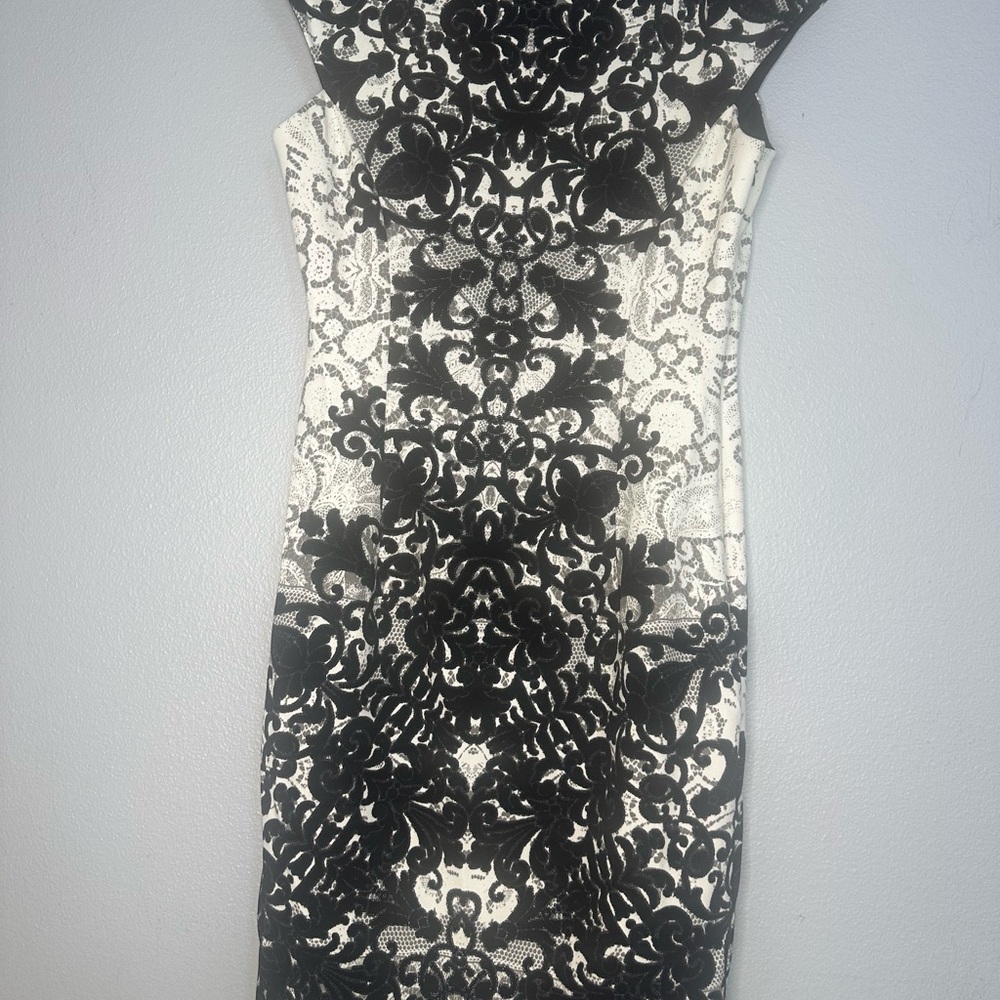 Maggy London Black Cream Baroque Sheath Dress Size 4 Elegant Fitted